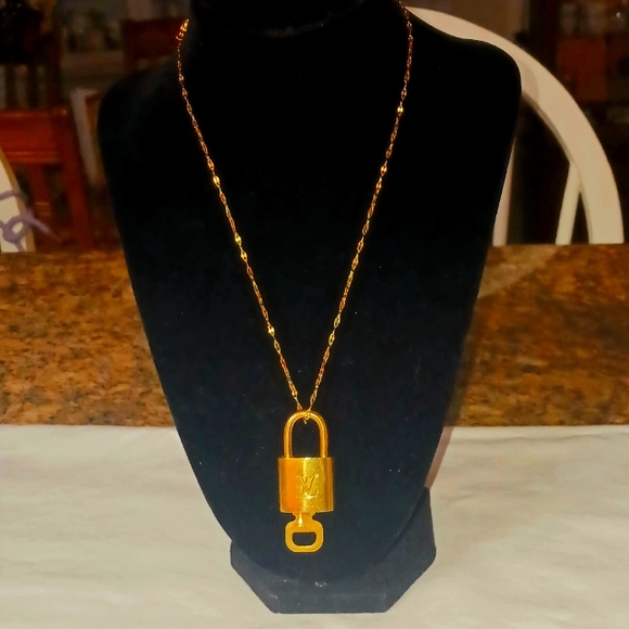 Louis Vuitton Authentic Lock and Key #302 on unbranded Chain. 16" - Picture 1 of 10